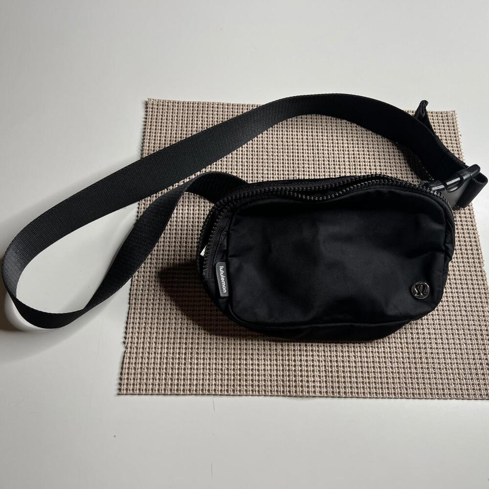 Lululemon Black‎ Nylon Belt Bag Crossbody Fanny Pack O/S Unisex